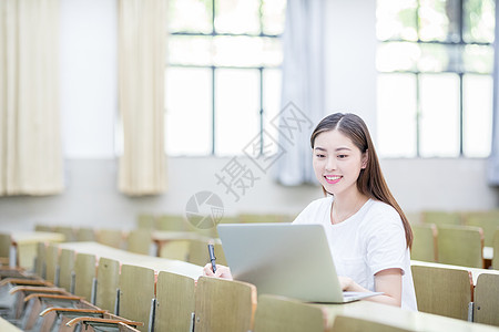 教室里使用笔记本电脑学习的学生图片