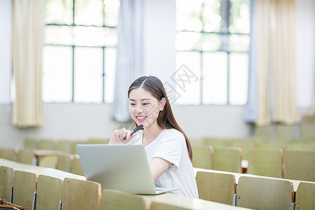 教室里使用笔记本电脑学习的学生图片