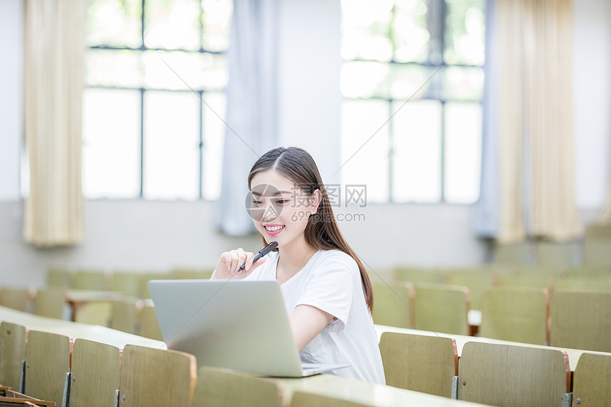 教室里使用笔记本电脑学习的学生图片