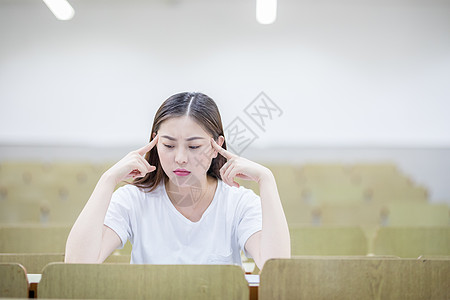 学习压力巨大的学生图片