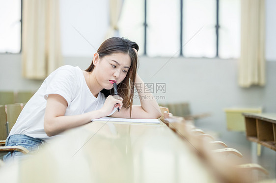 在教室里自习思考的女同学图片