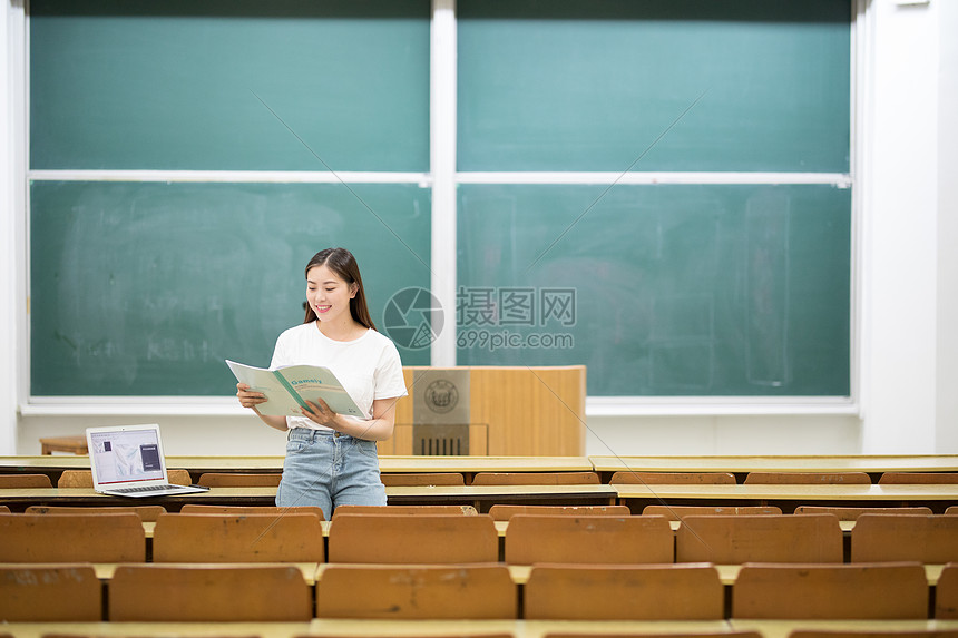 坐在黑板前学习的女学生图片