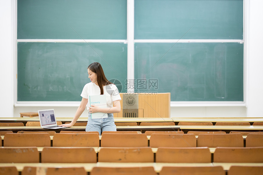 坐在黑板前学习的女学生图片