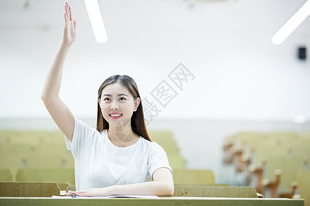 课堂上举手发言的女同学图片