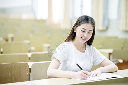 教室里自习学习写字的女大学生图片