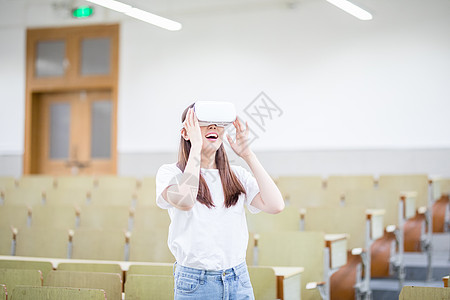 在教室头戴VR眼镜体验虚拟现实图片