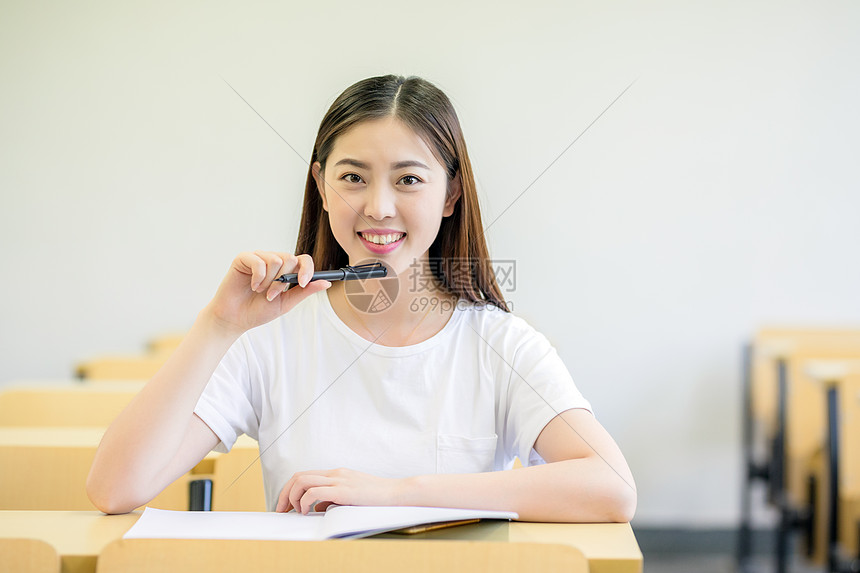 在教室里自习思考的女同学图片