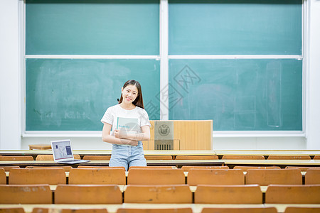 坐在黑板前学习的女学生图片