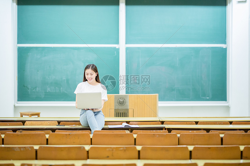 坐在黑板前学习的女学生图片