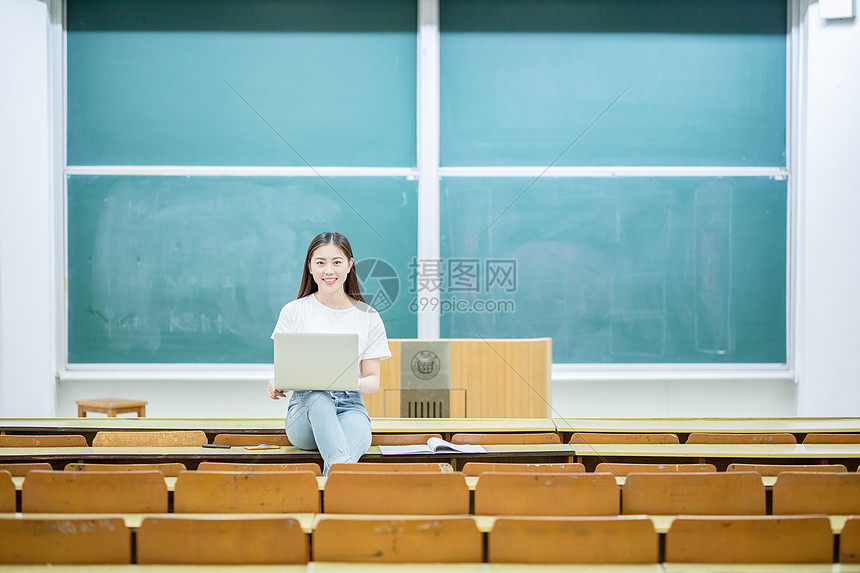 坐在黑板前学习的女学生图片