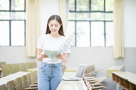 正在教室自习学习看书的学生图片