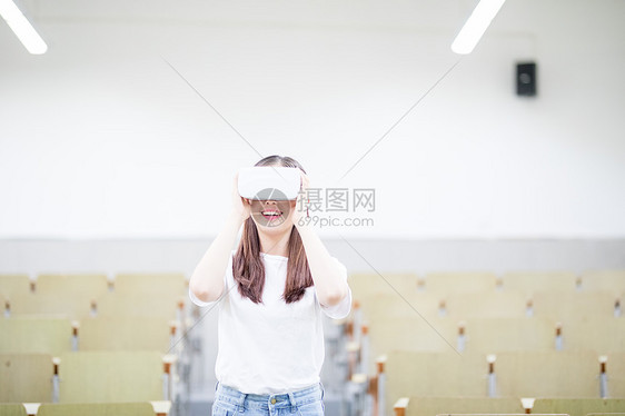 在教室头戴VR眼镜体验虚拟现实图片