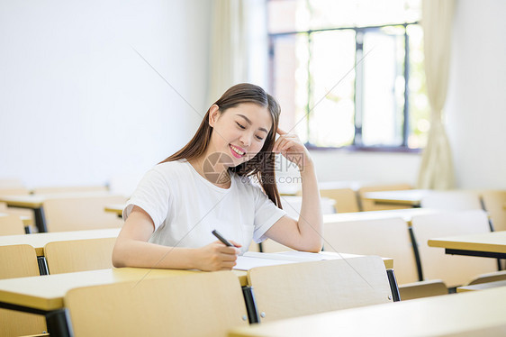 在教室里自习思考的女同学