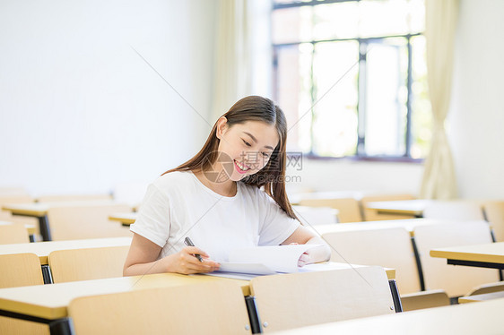 教室里自习学习写字的女大学生图片