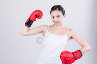 居家女人拳击运动图片