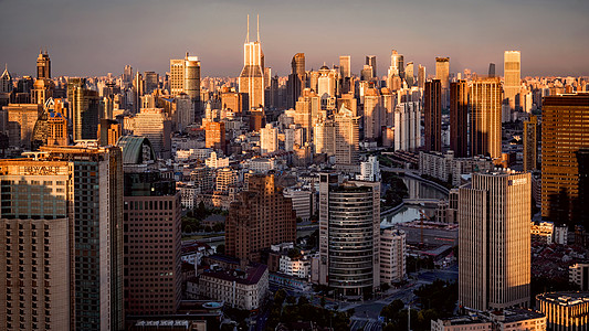 阳光下的高楼夕阳下的城市风光与建筑设计背景