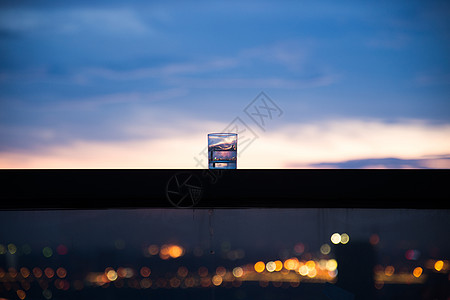 小清新阳台一杯酒背景