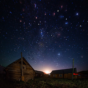 浩瀚星海星空下的小木屋背景