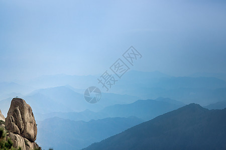 登高远望男人在黄山看风景的石头背景