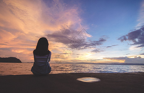 湖蓝色夕阳下女孩背影背景