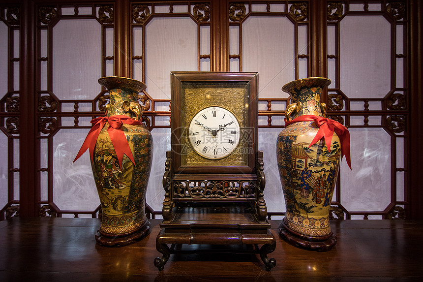 中国元素花瓶台钟图片
