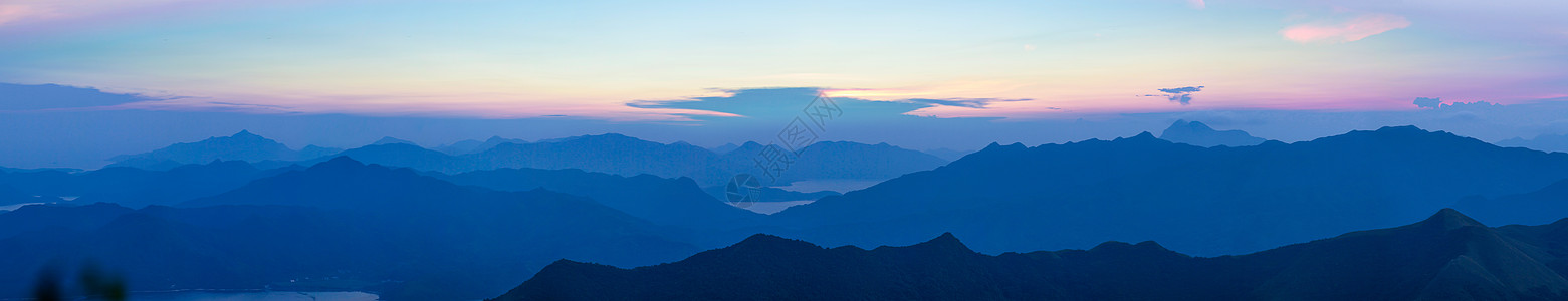 日出全景霞光中的山脉背景