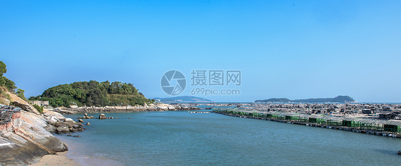 蓝色海岸线海滩边的礁石图片