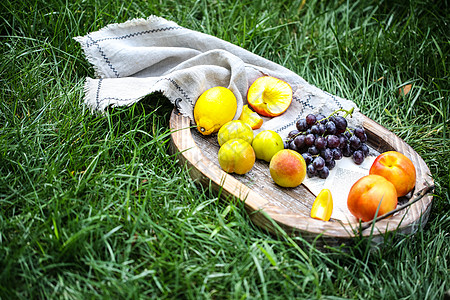 户外野餐新鲜水果黄桃葡萄图片