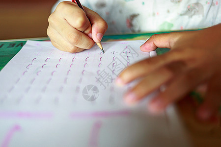 儿童写字认真学习的小孩背景