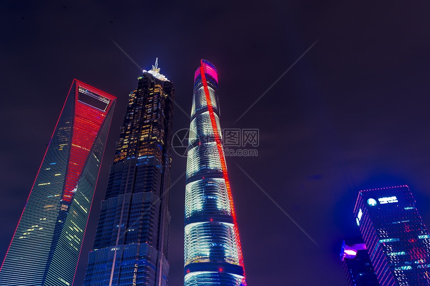 上海陆家嘴金融中心高楼夜景图片