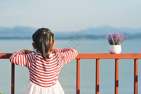 小女孩背影海边女孩背影高清图片