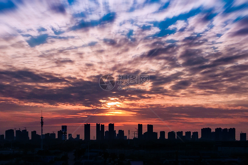 夕阳下的楼群图片