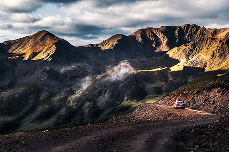 早晨繁忙交通川西汽车山路背景