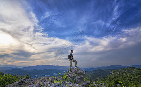 翻越山峰克服困难高清图片