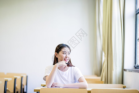 在教室里自习思考的女同学图片