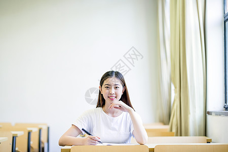 在教室里自习思考的女同学背景图片