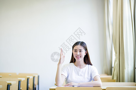 课堂上举手发言的女同学图片