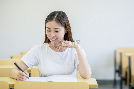 在教室里自习思考的女同学