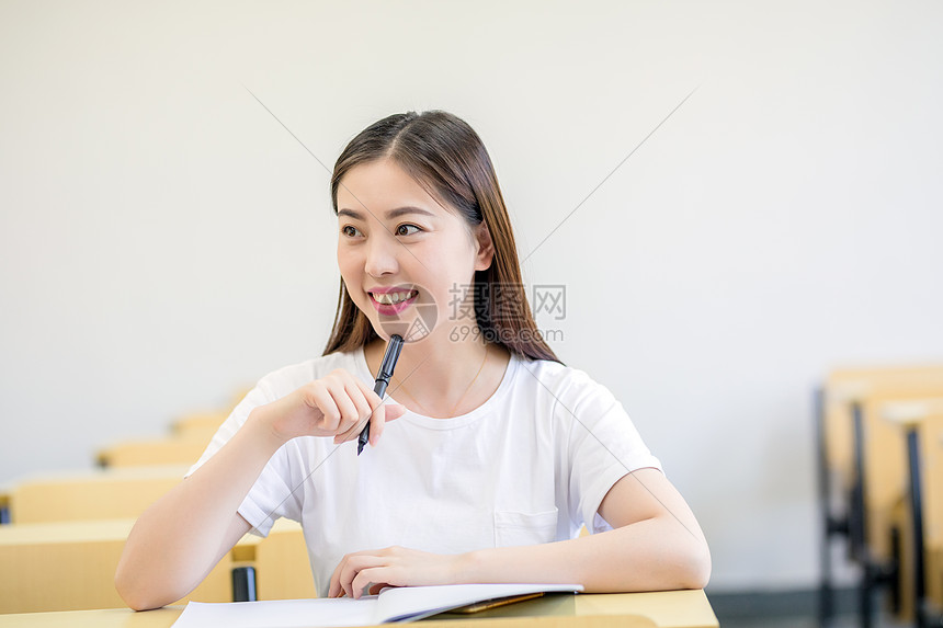 在教室里自习思考的女同学图片