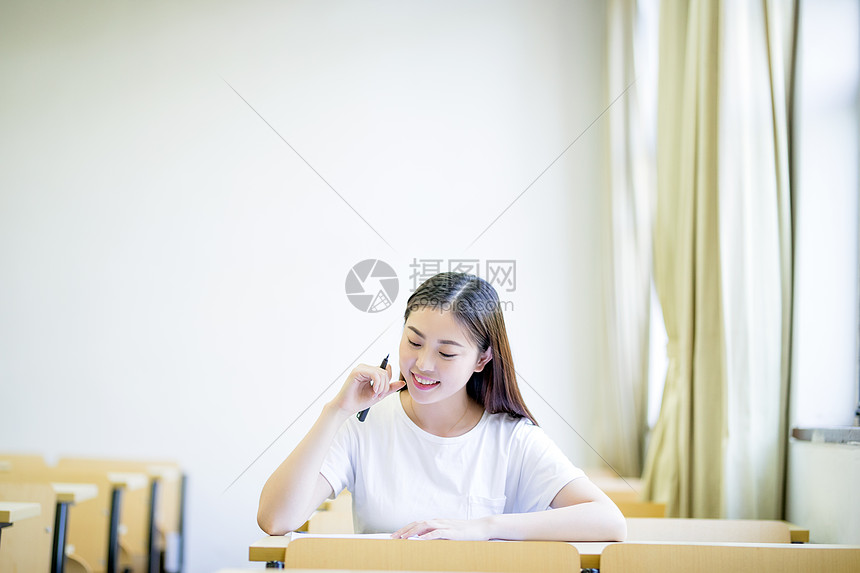 在教室里自习思考的女同学图片