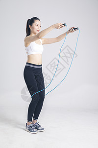 跳绳运动的健身女性图片