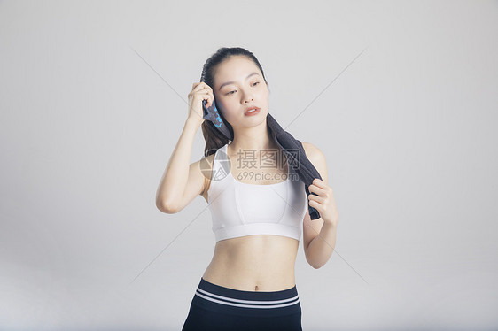 擦汗的运动女性棚拍图片