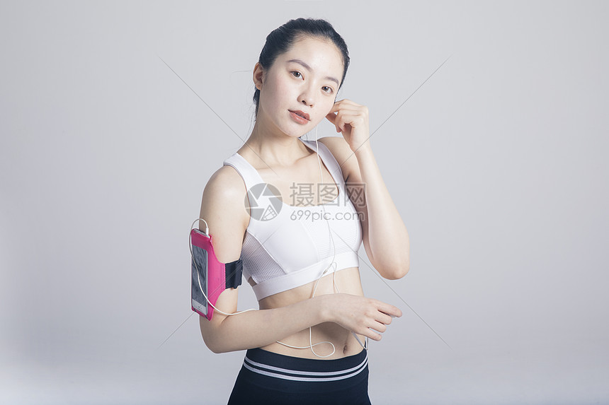 听歌的运动健身女性图片