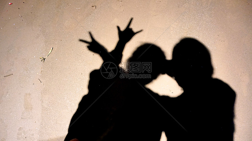 沙滩上两个女孩儿的影子