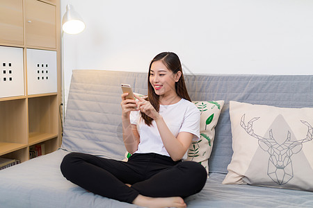 网络购物女孩家居女孩网络购物背景