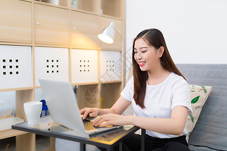 家居女孩网络购物高清图片