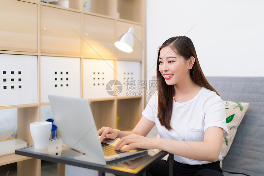 家居女孩网络购物图片