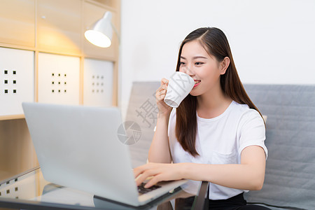 手机支付家居女孩网络购物背景