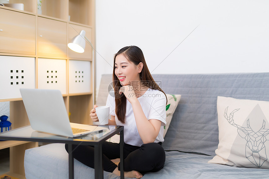 家居女孩网络购物图片