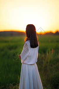 夕阳下女性背影夕阳下的女性背影背景